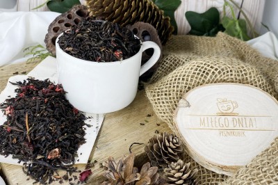 Mieszanka czarnej herbaty Yunnan Black z suszoną żurawiną i liofilizowanymi truskawkami