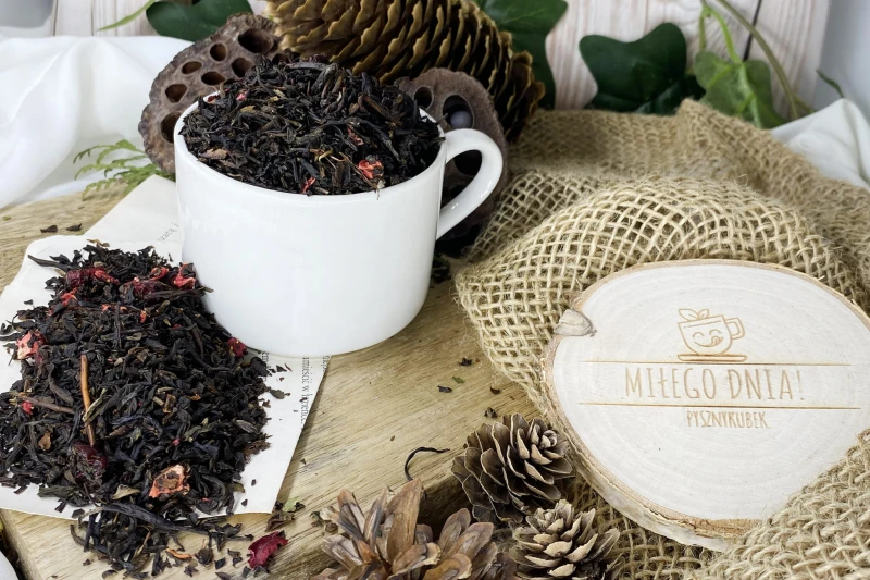 Mieszanka czarnej herbaty Yunnan Black z suszoną żurawiną i liofilizowanymi truskawkami