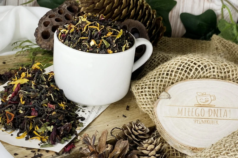 Mieszanka czarnej herbaty Yunnan Black z imbirem owocami czarnego bzu i ziołami