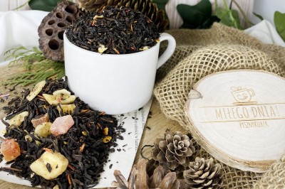 Mieszanka czarnej herbaty Yunnan Black z krążkami banana papają i skórką pomarańczy