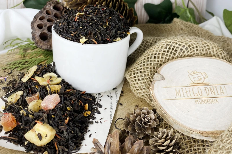 Mieszanka czarnej herbaty Yunnan Black z krążkami banana papają i skórką pomarańczy