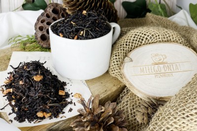 Mieszanka czarnej herbaty Yunnan Black z kawałkami suszonego jabłka i kruszonym cynamonem