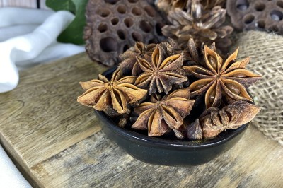 Całe gwiazdki naturalnego anyżu gwiaździstego w opakowaniu strunowym