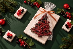 Ręcznie robiona czekoladowa choinka 15 cm bogato zdobiona czarną i czerwoną porzeczką