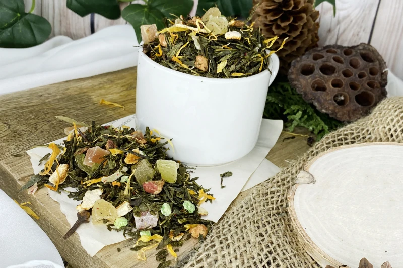 Mieszanka zielonej herbaty Sencha z suszonymi cytrusami korzennymi goździkami i owocami