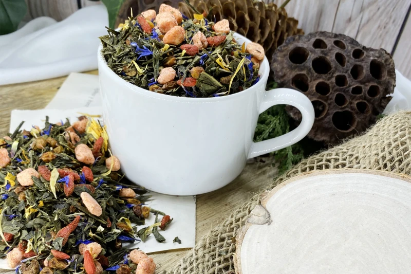 Mieszanka zielonej herbaty Sencha z owocami goji rokitnikiem i kolorowymi płatkami kwiatów