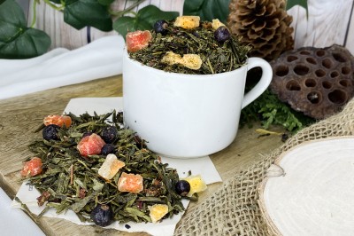 Mieszanka zielonej herbaty Sencha z kawałkami owoców egzotycznych i tradycyjnych płatków