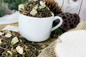 Liście senchy z kawałkami ananasa skórką cytryny trawa cytrynową hibiskusem i bławatkiem