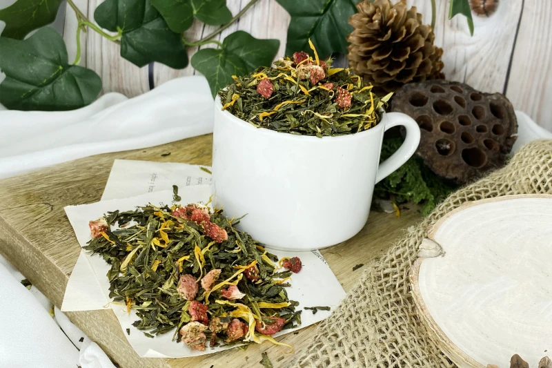 Mieszanka zielonej herbaty Sencha z liofilizowanymi truskawkami i płatkami słonecznika