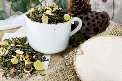 Tropikalna mieszanka zielonej herbaty Sencha z kandyzowanym mango i skórką pomarańczy