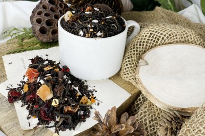 Mieszanka czarnej herbaty Yunnan z owocami dekoracjami cukrowymi i kawałkami czekolady
