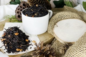 Mieszanka czarnej herbaty Yunnan Black z kawałkami suszonego jabłka i kruszonym cynamonem