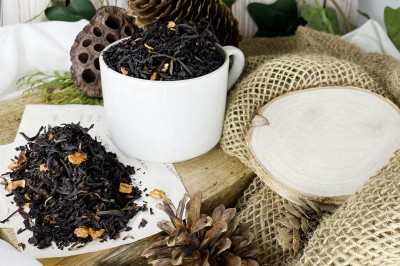 Mieszanka czarnej herbaty Yunnan Black z kawałkami suszonego jabłka i kruszonym cynamonem