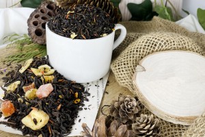 Mieszanka czarnej herbaty Yunnan Black z krążkami banana papają i skórką pomarańczy