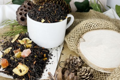 Mieszanka czarnej herbaty Yunnan Black z krążkami banana papają i skórką pomarańczy