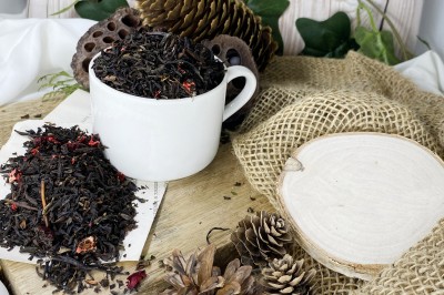 Mieszanka czarnej herbaty Yunnan Black z suszoną żurawiną i liofilizowanymi truskawkami