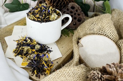 Mieszanka czarnej herbaty liściastej Yunnan Black z ananasem i płatkami kwiatów