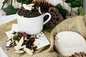 Mieszanka czarnej herbaty Yunnan Black z korzennymi przyprawami i suszonymi owocami