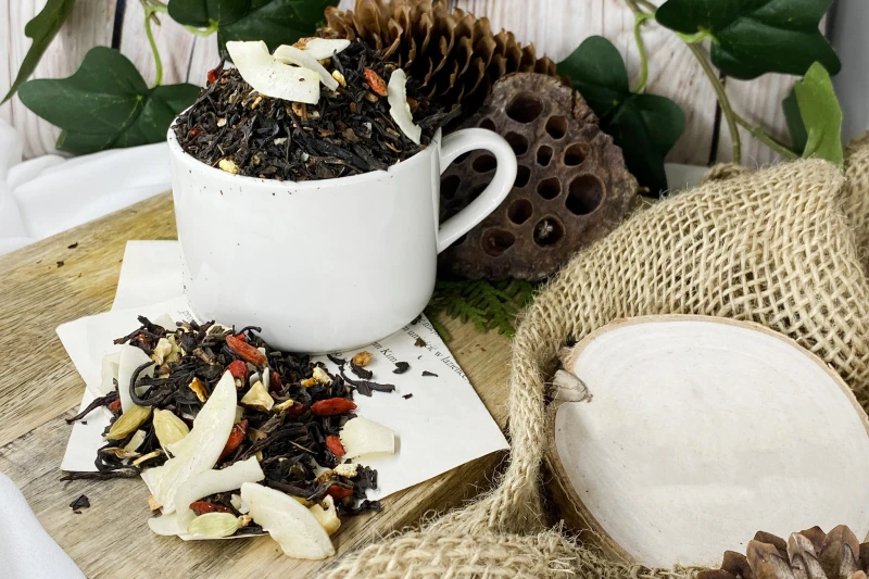 Mieszanka czarnej herbaty Yunnan Black z korzennymi przyprawami i suszonymi owocami