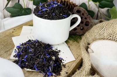 Mieszanka czarnej herbaty Yunnan Black z intensywnie niebieskimi płatkami bławatka