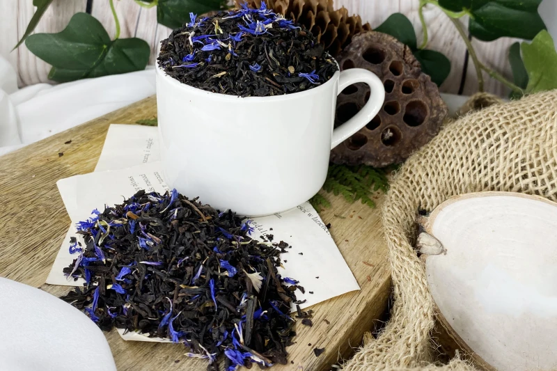 Mieszanka czarnej herbaty Yunnan Black z intensywnie niebieskimi płatkami bławatka