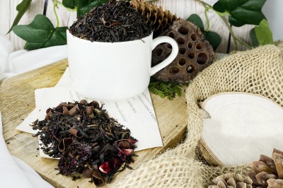 Ciemne liście czarnej herbaty wymieszane z kawałkami czekolady, całymi owocami wiśni i płatkami hibiskusa