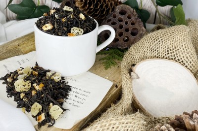 Ciemne liście czarnej herbaty wymieszane z kostkami kandyzowanej pomarańczy oraz kawałkami ananasa
