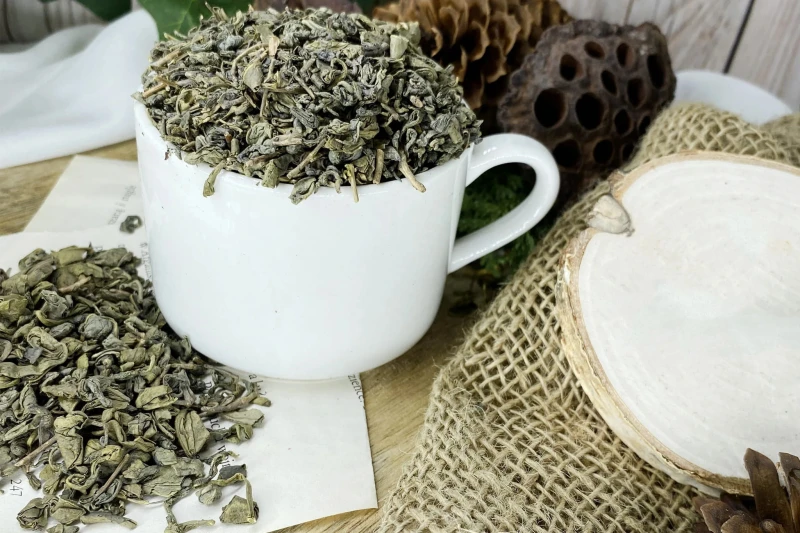 Ciasno zwinięte ciemnozielone listki herbaty gunpowder przypominające ziarna prochu strzelniczegoCiasno zwinięte ciemnozielone listki herbaty gunpowder przypominające ziarna prochu strzelniczego