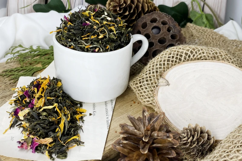 Filiżanka subtelnej białej herbaty o słodkim egzotycznym zapachu idealna na chwile relaksu