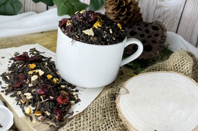 Barwna mieszanka czerwonej herbaty Pu-Erh z suszoną żurawiną skórką pomarańczy i kawałkami figi