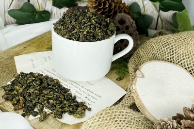 Zbliżenie na starannie wyselekcjonowane i tradycyjnie zwijane liście herbaty Oolong suszone na słońcu