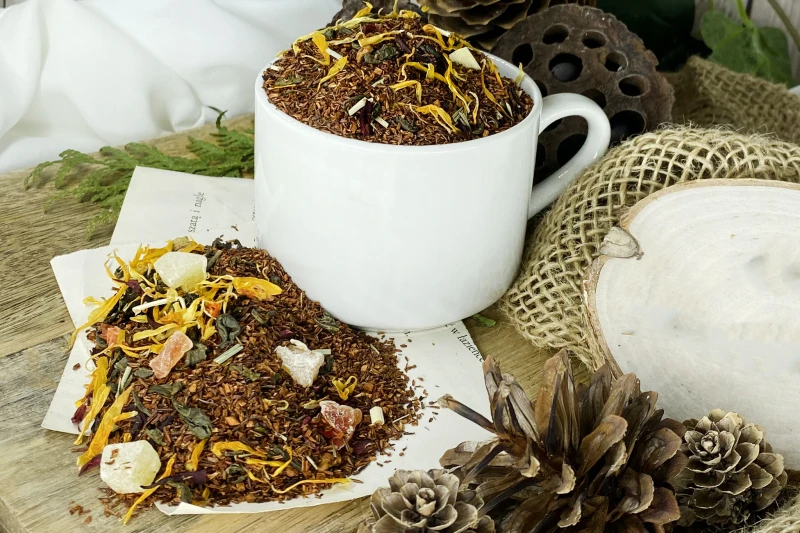 Mieszanka herbaty Rooibos i czarnej Yunnan OP z hibiskusem owocami i ziołami