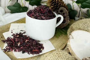 Chwila zdrowego odświeżenia i naturalnego wzmocnienia z filiżanką gorącego lub mrożonego hibiskusa