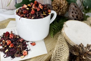 Aromatyczne goździki suszona skórka pomarańczy i żurawina z liofilizowaną truskawką w suszu owocowym