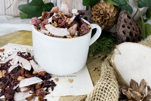 Tropikalna mieszanka owocowa z płatkami hibiskusa kostkami ananasa i wiórkami kokosa