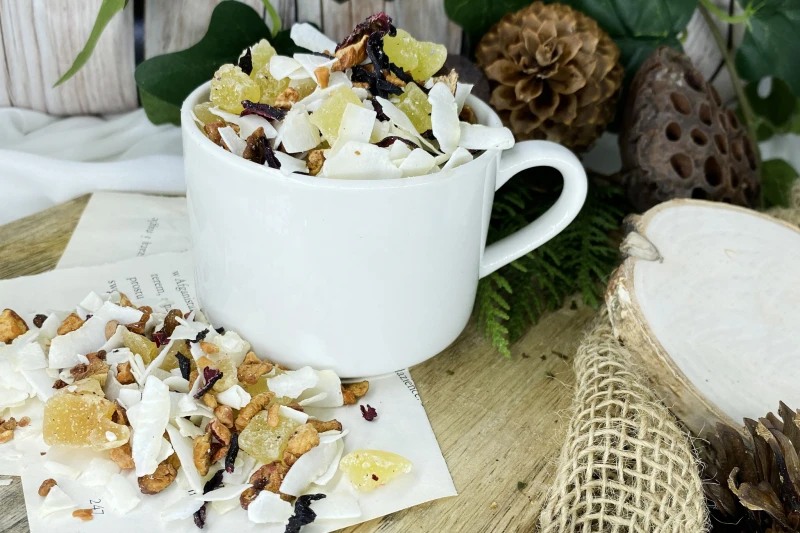 Kostki kandyzowanego mango i ananasa z dużymi chipsami kokosowymi kawałkami jabłek oraz hibiskusem